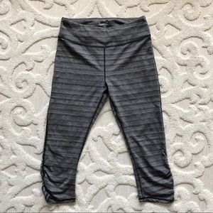 Kyodan | Grey Texture-Striped Capri Leggings